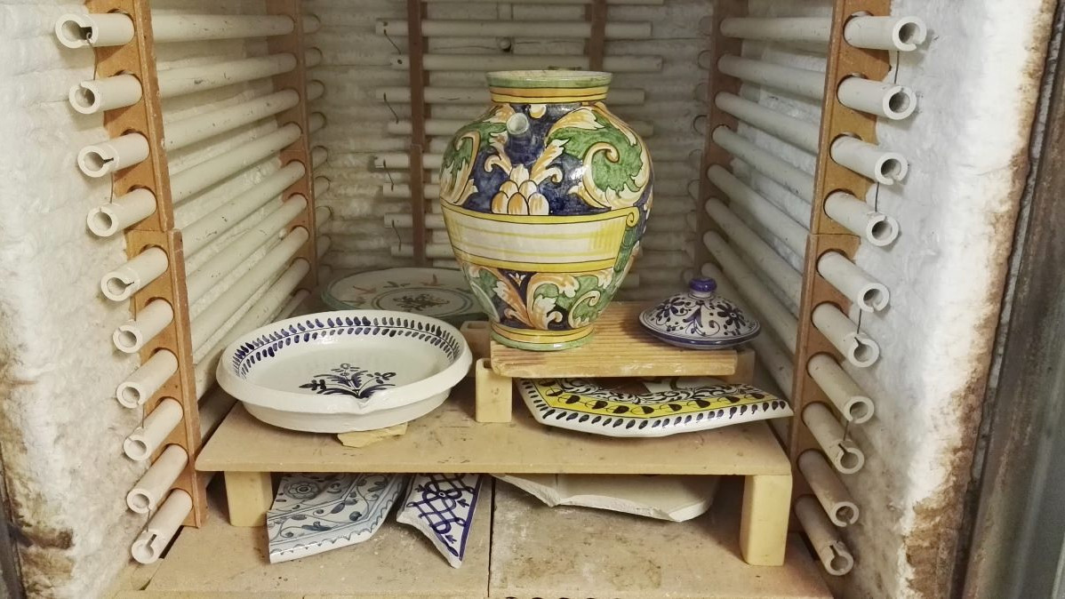 Sergio Pilastri realizza parte dell'opera di Lucio Perone