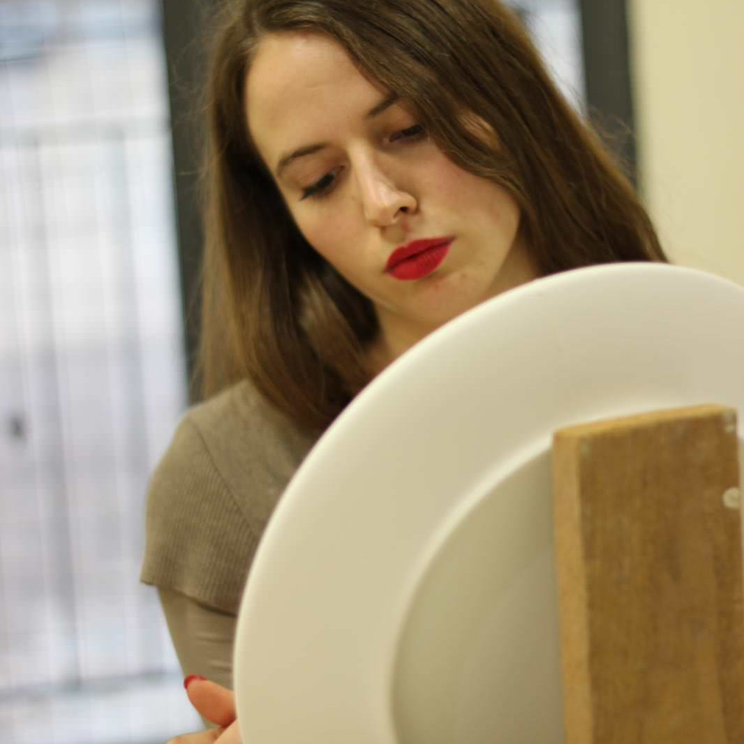 Le ragazze del cantiere decorano piatti in ceramica