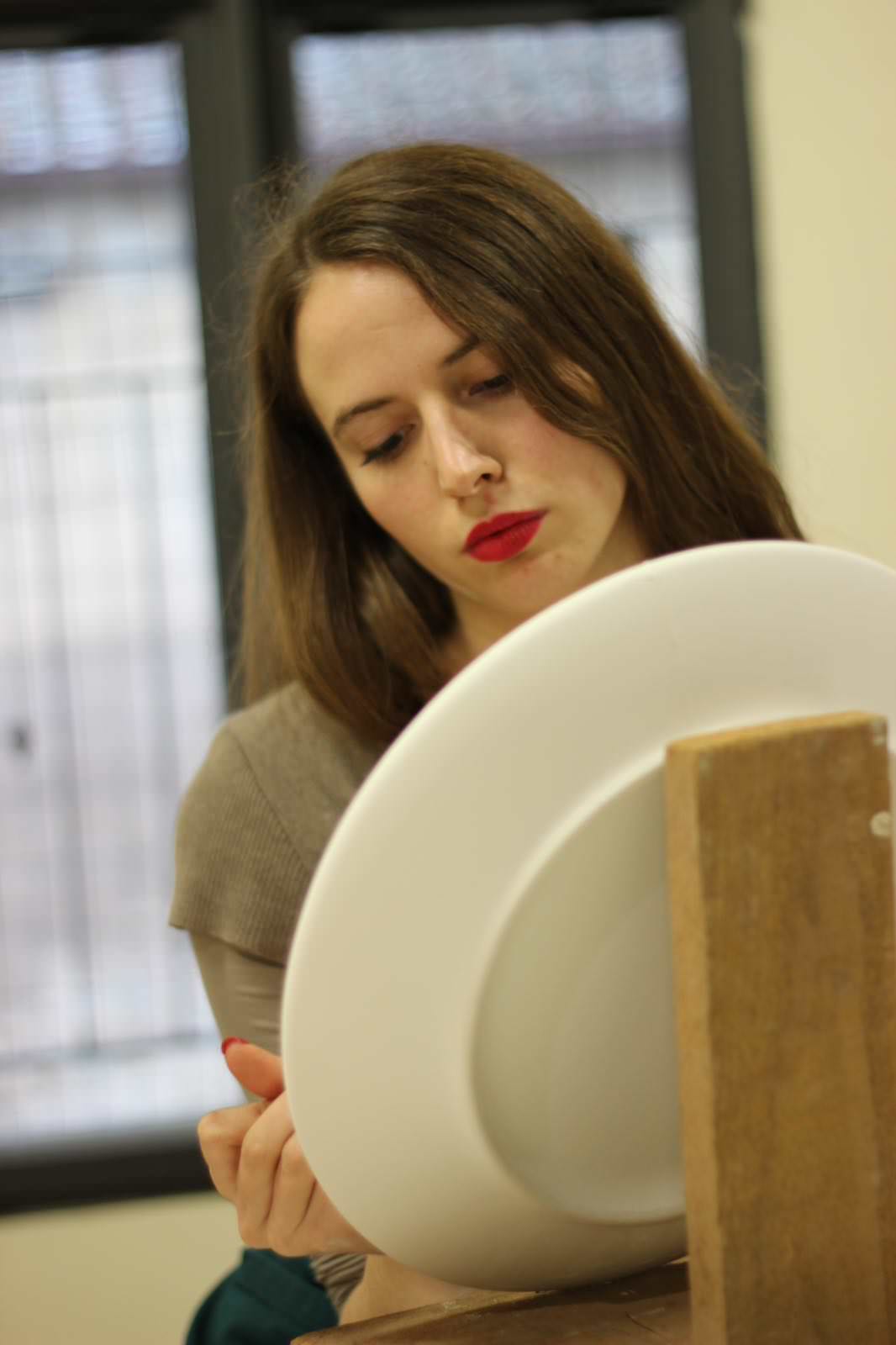 Le ragazze del cantiere decorano piatti in ceramica