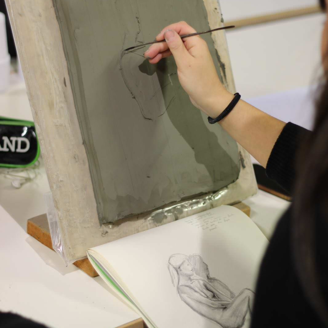 studentesse realizzano opere personali