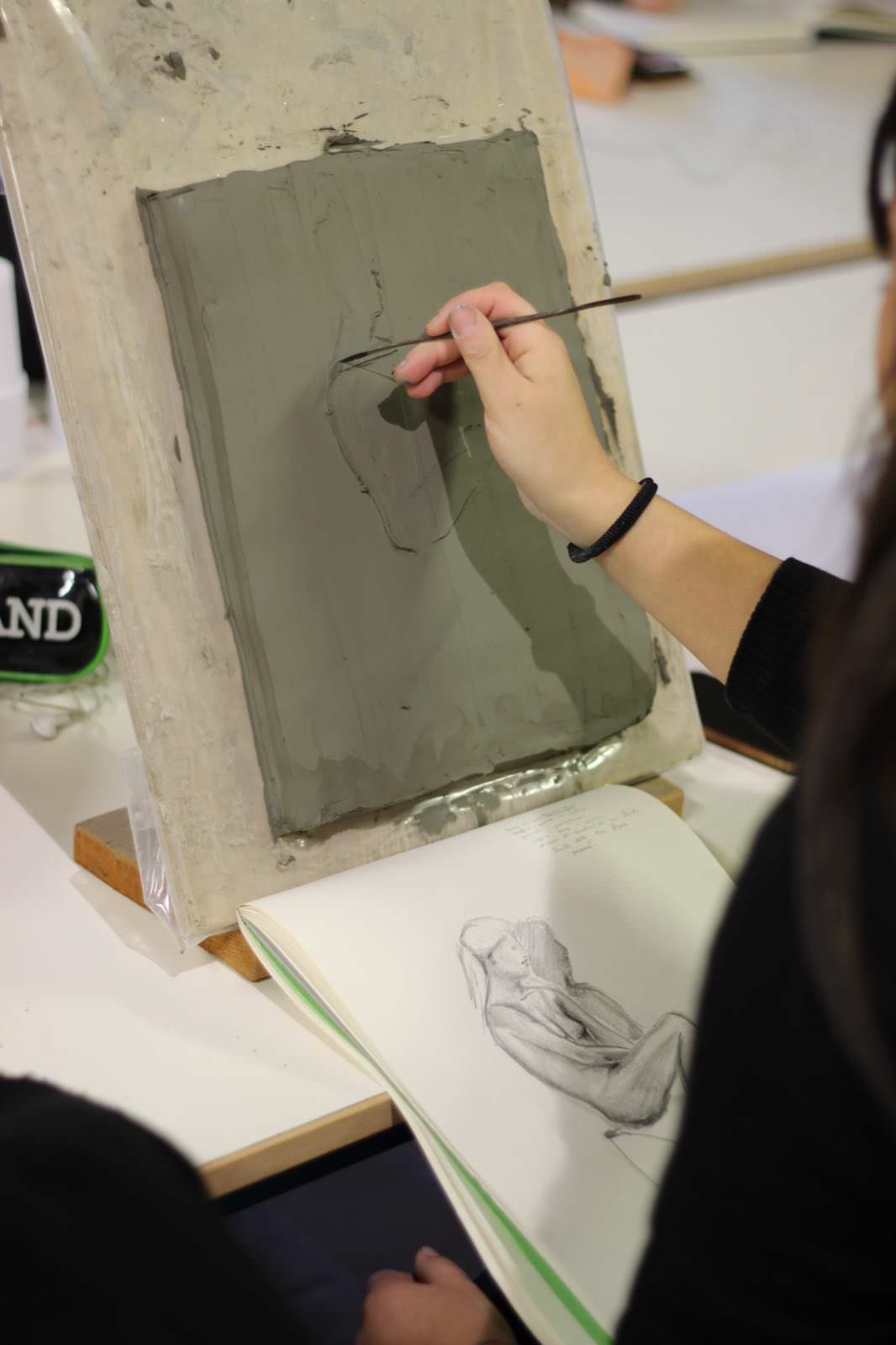 studentesse realizzano opere personali