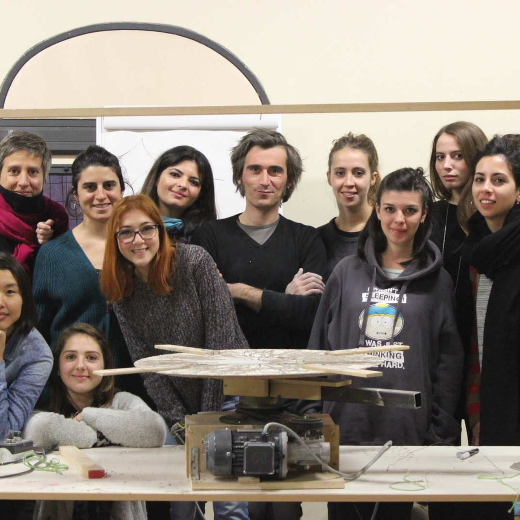 Marco Ulivieri tutor artistico e le studentesse di ceramica in Cantiere 2016