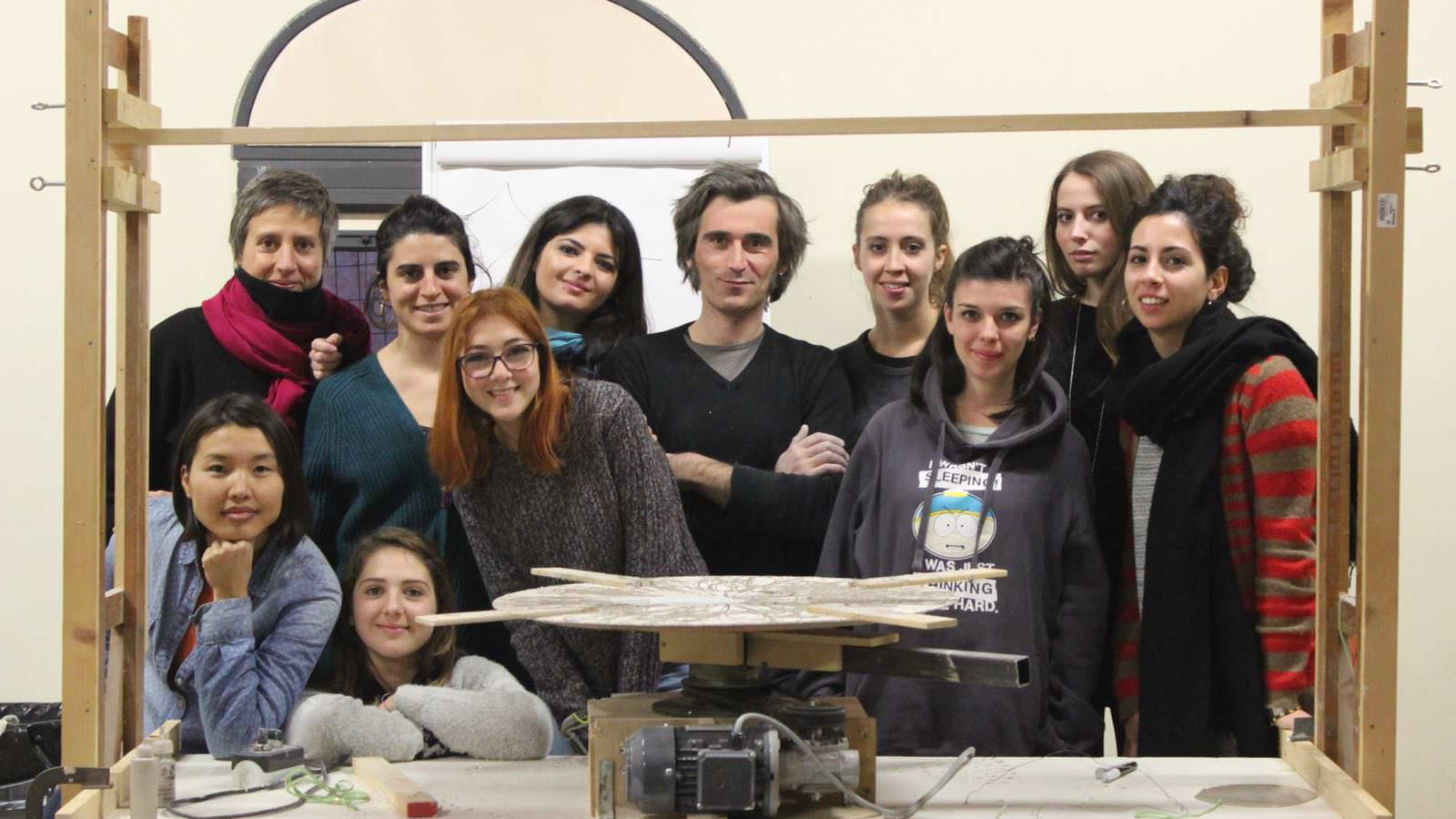 Marco Ulivieri tutor artistico e le studentesse di ceramica in Cantiere 2016