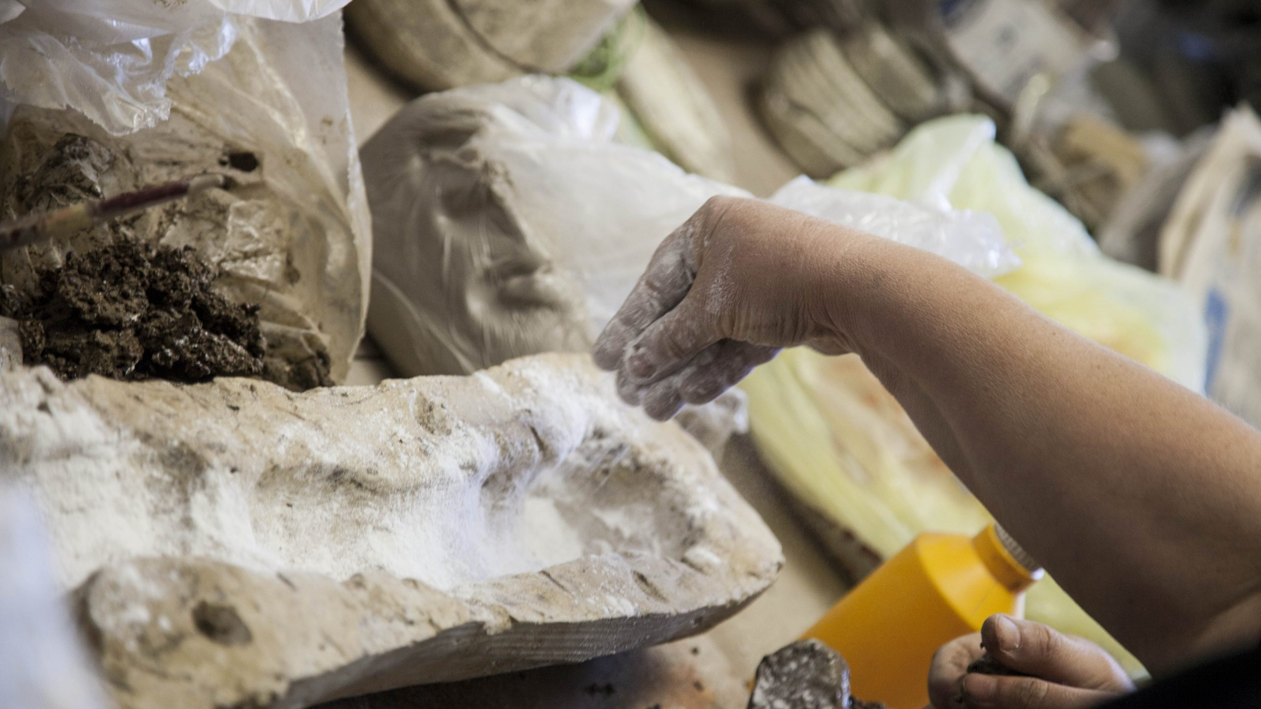 Ivana Antonini di Ceramiche Dolfi prepara i calchi con Michele Guido per le pere da realizzare nel progetto Materia Montelupo