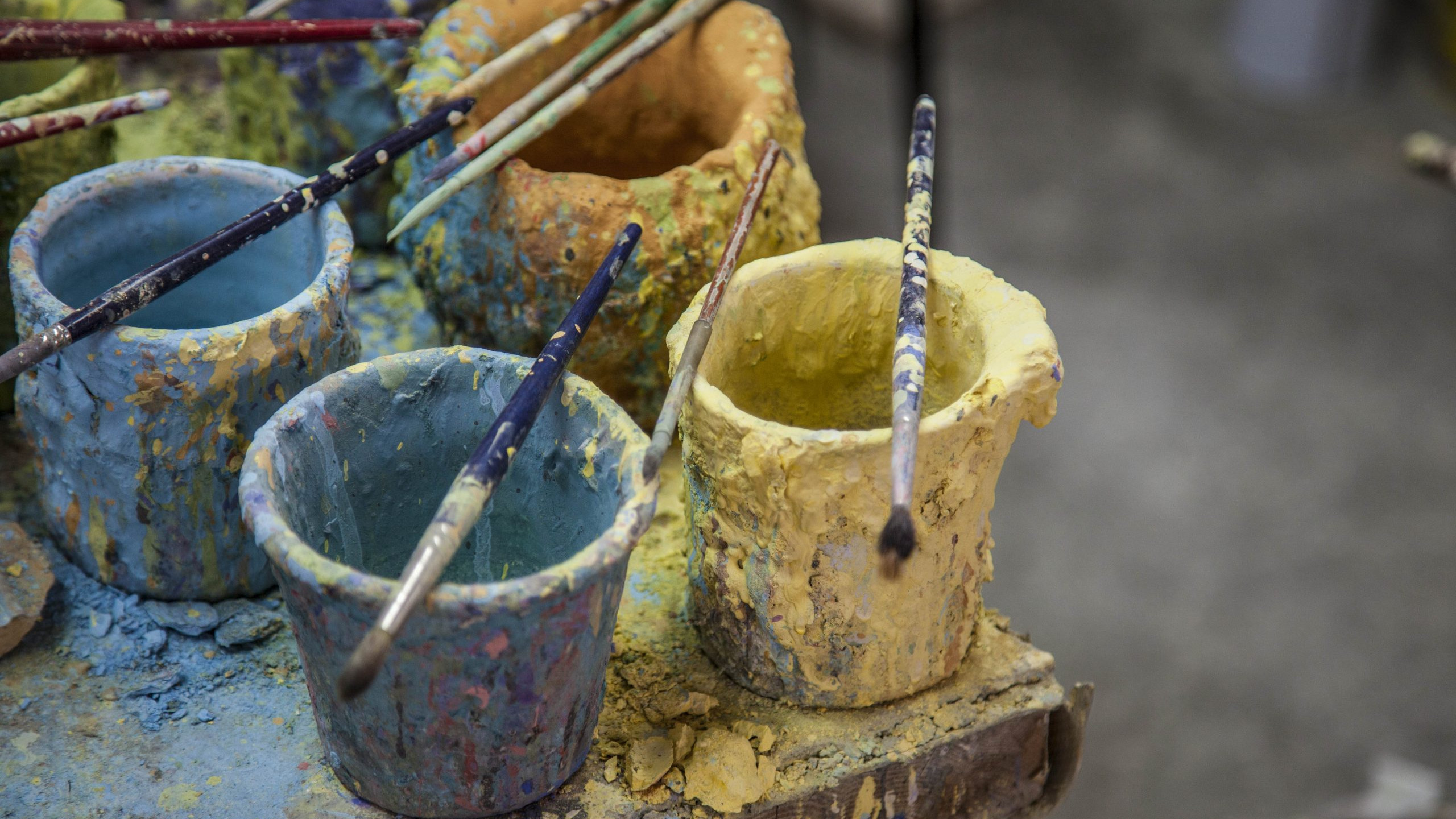 Banco del decoratore, vaschette con smalti bl e gialli e pennelli