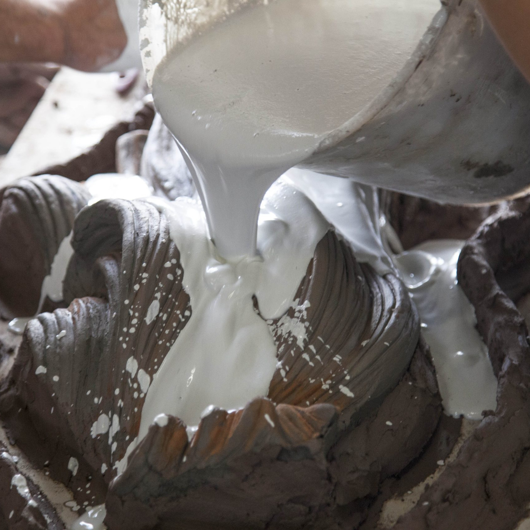 Colaggio di engobbio bianco su scultura in argilla