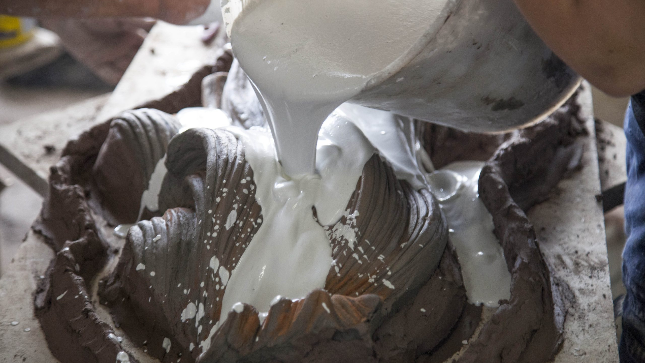 Colaggio di engobbio bianco su scultura in argilla