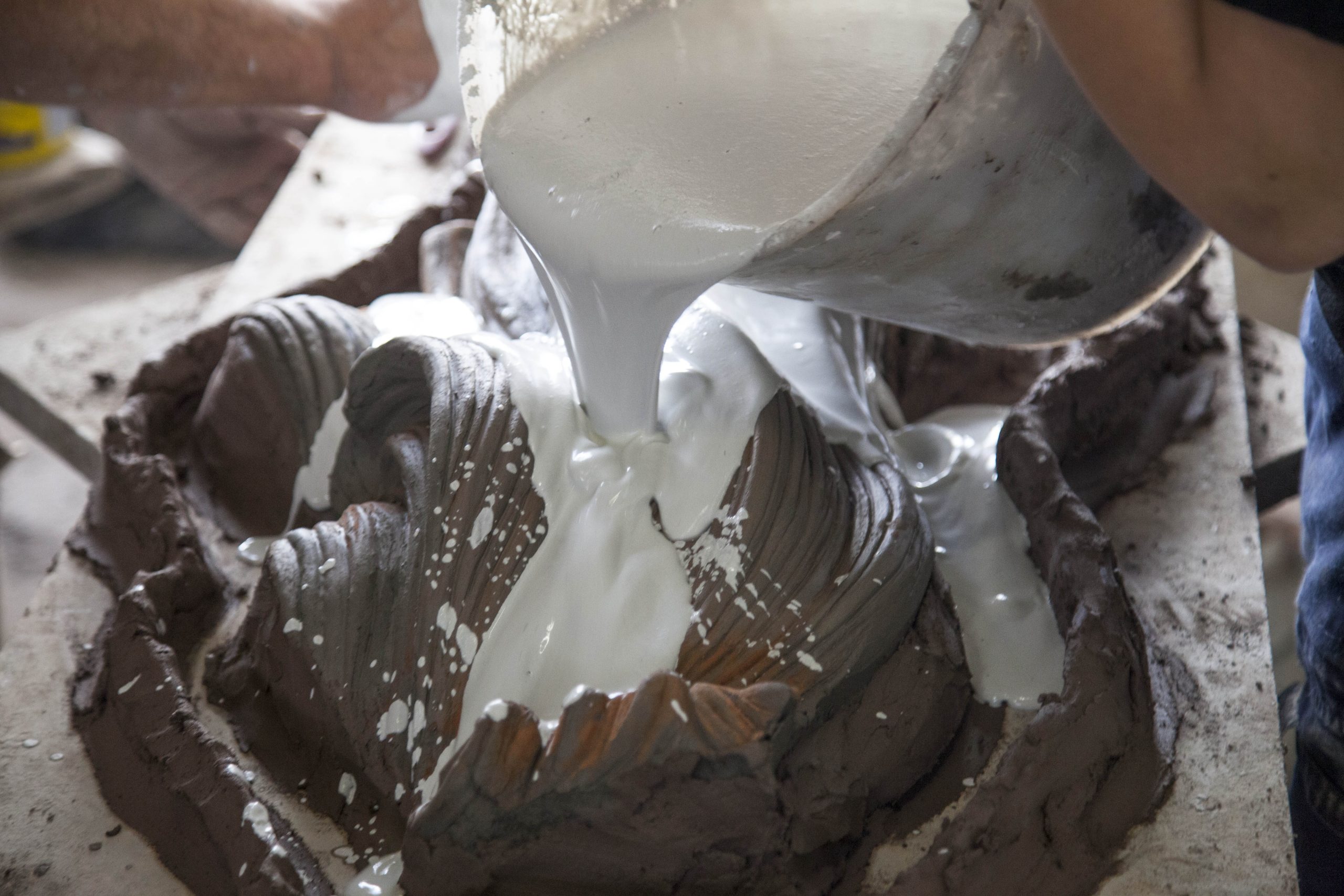 Colaggio di engobbio bianco su scultura in argilla