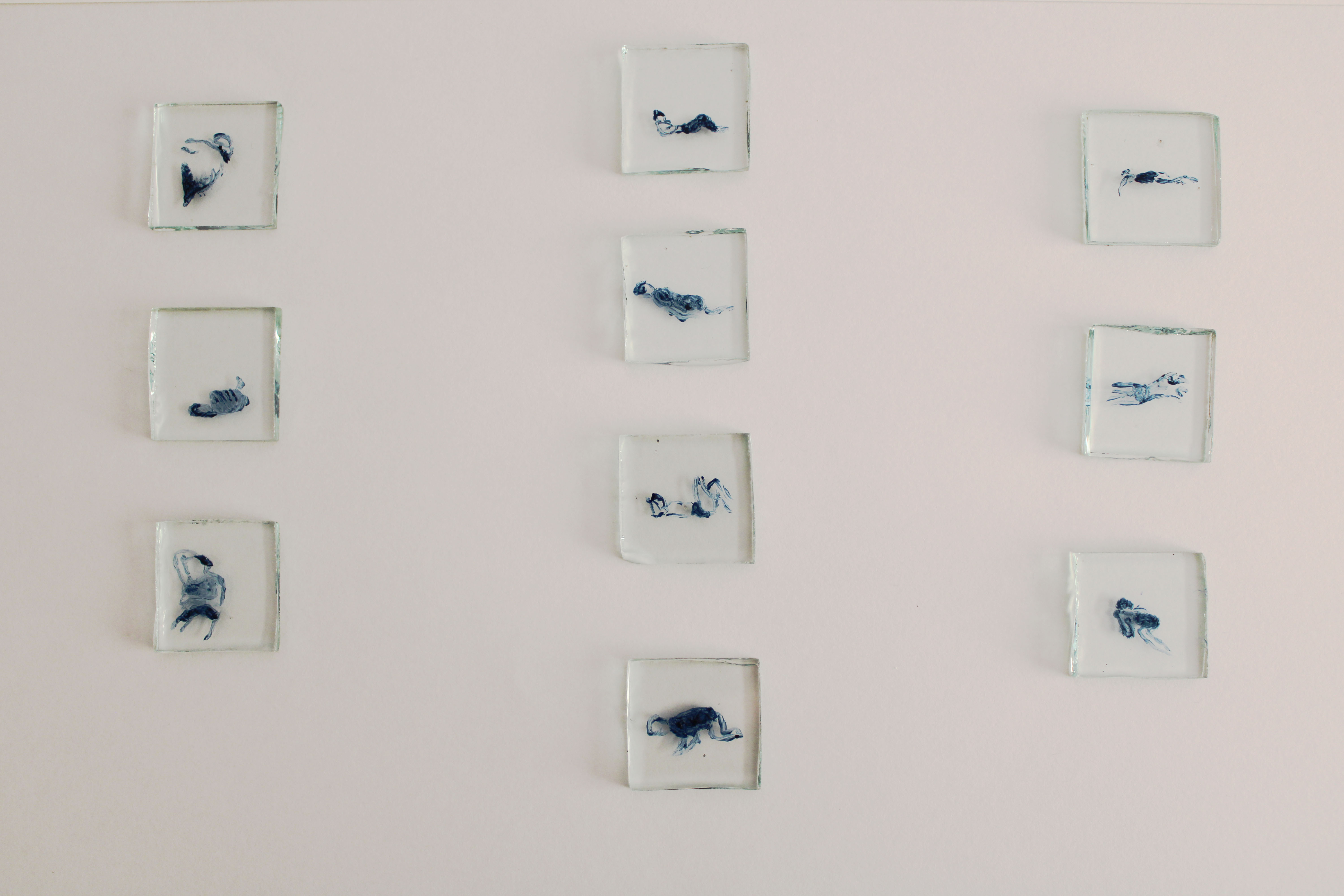 Opera su fondo bianco. Sono presenti quadrati trasparenti con pennellate blu disposti su tre file. Da sinistra tre quadrati, al centro quattro e a destra tre.