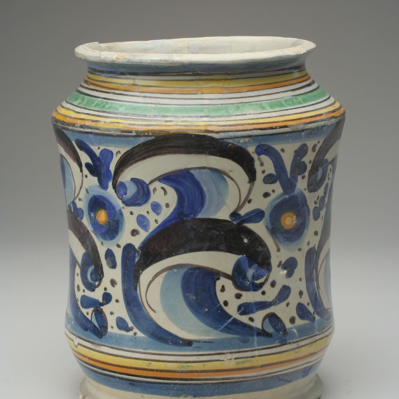 Un albarello con decoro a palemtta persiana dai colori blu e giallo