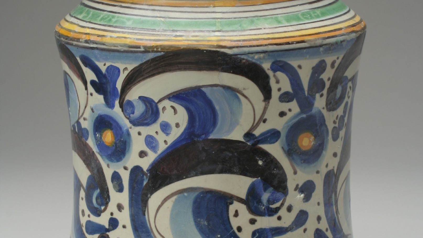 Un albarello con decoro a palemtta persiana dai colori blu e giallo