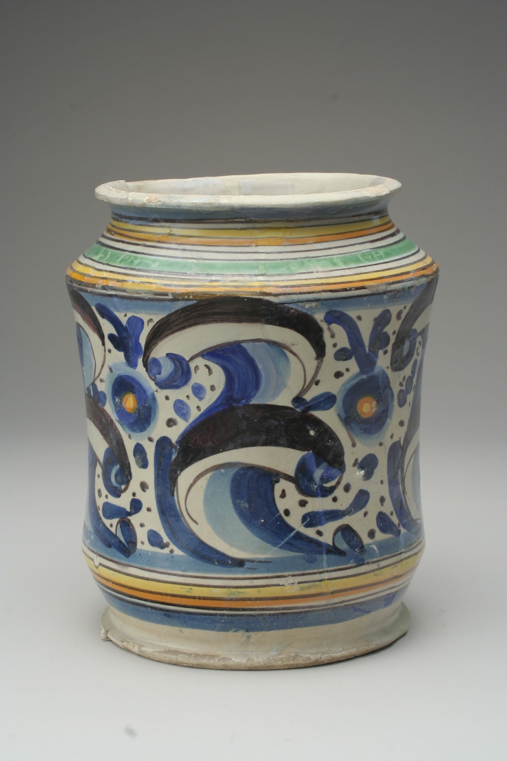 Un albarello con decoro a palemtta persiana dai colori blu e giallo